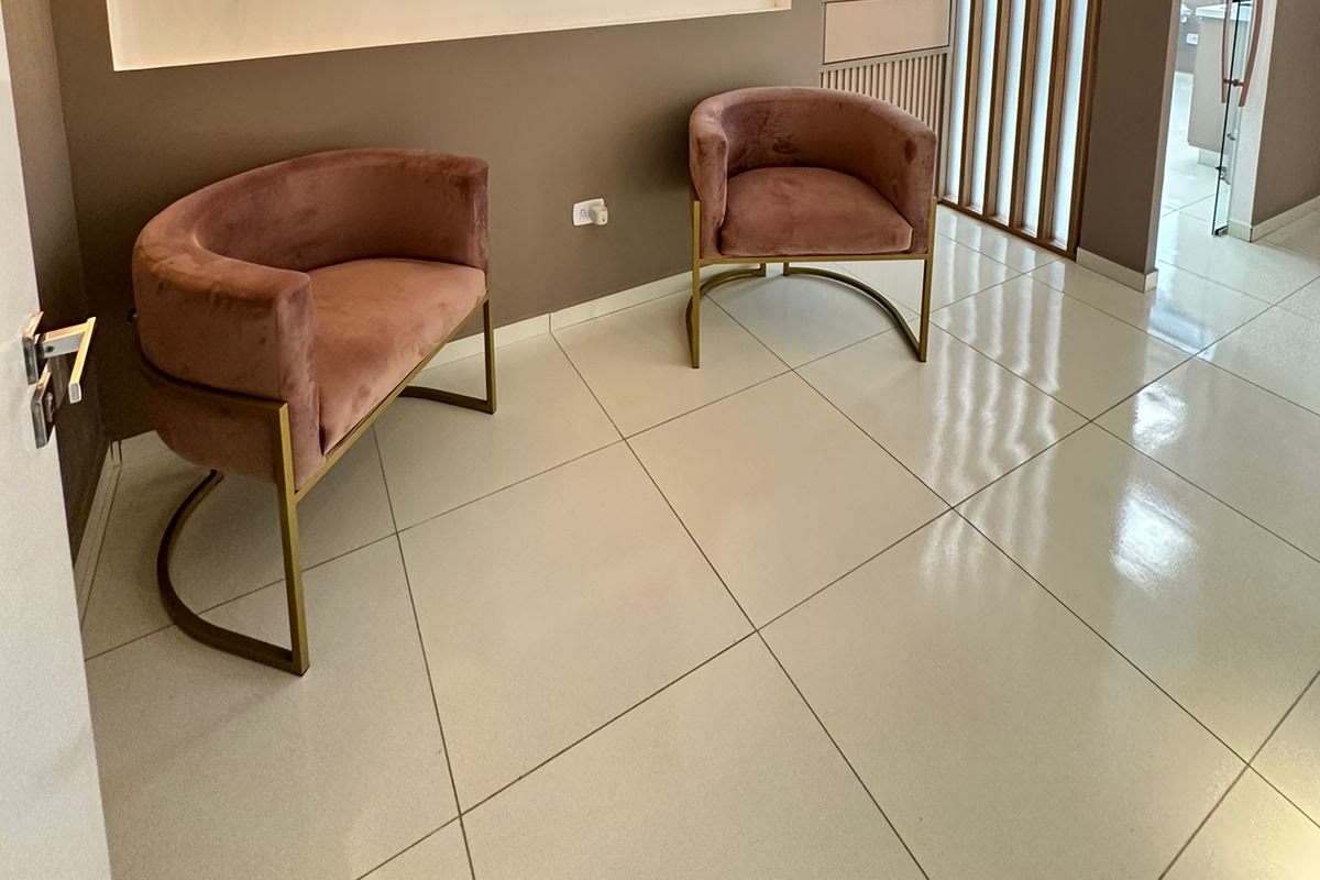 Sala de espera com poltronas rosé